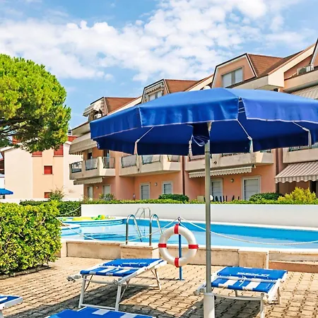 Pool, Private Garden And In The Center Daire