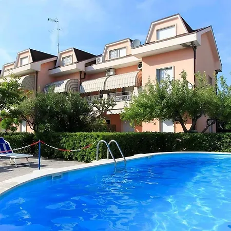 Daire Pool, Private Garden And In The Center *