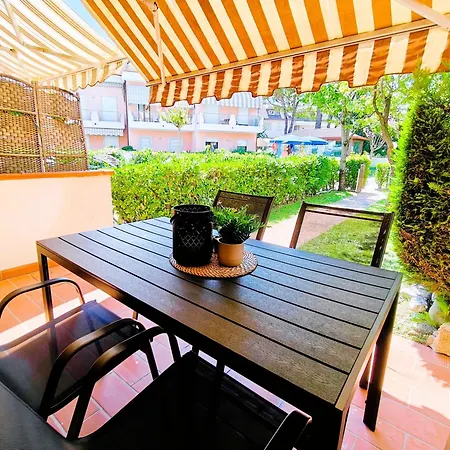 Pool, Private Garden And In The Center Daire