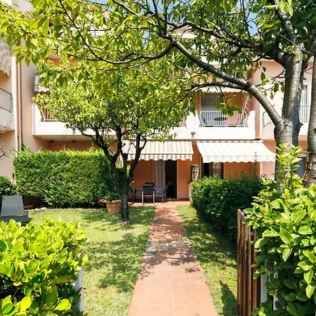 Pool, Private Garden And In The Center Daire